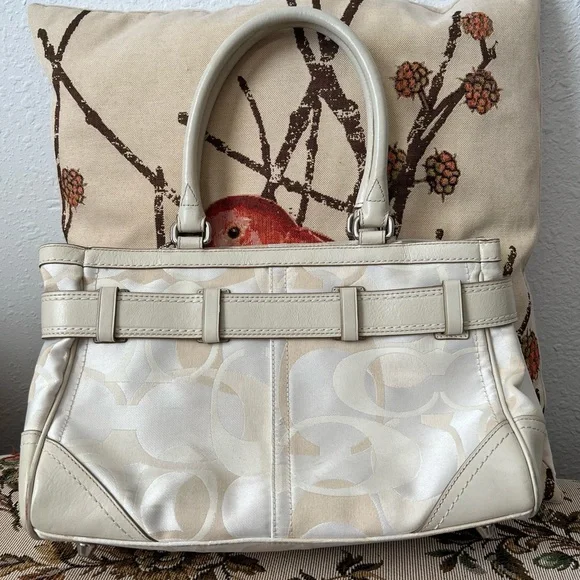 Coach beige off white signature print purse Hampton F13337 leather accents - Picture 2 of 9